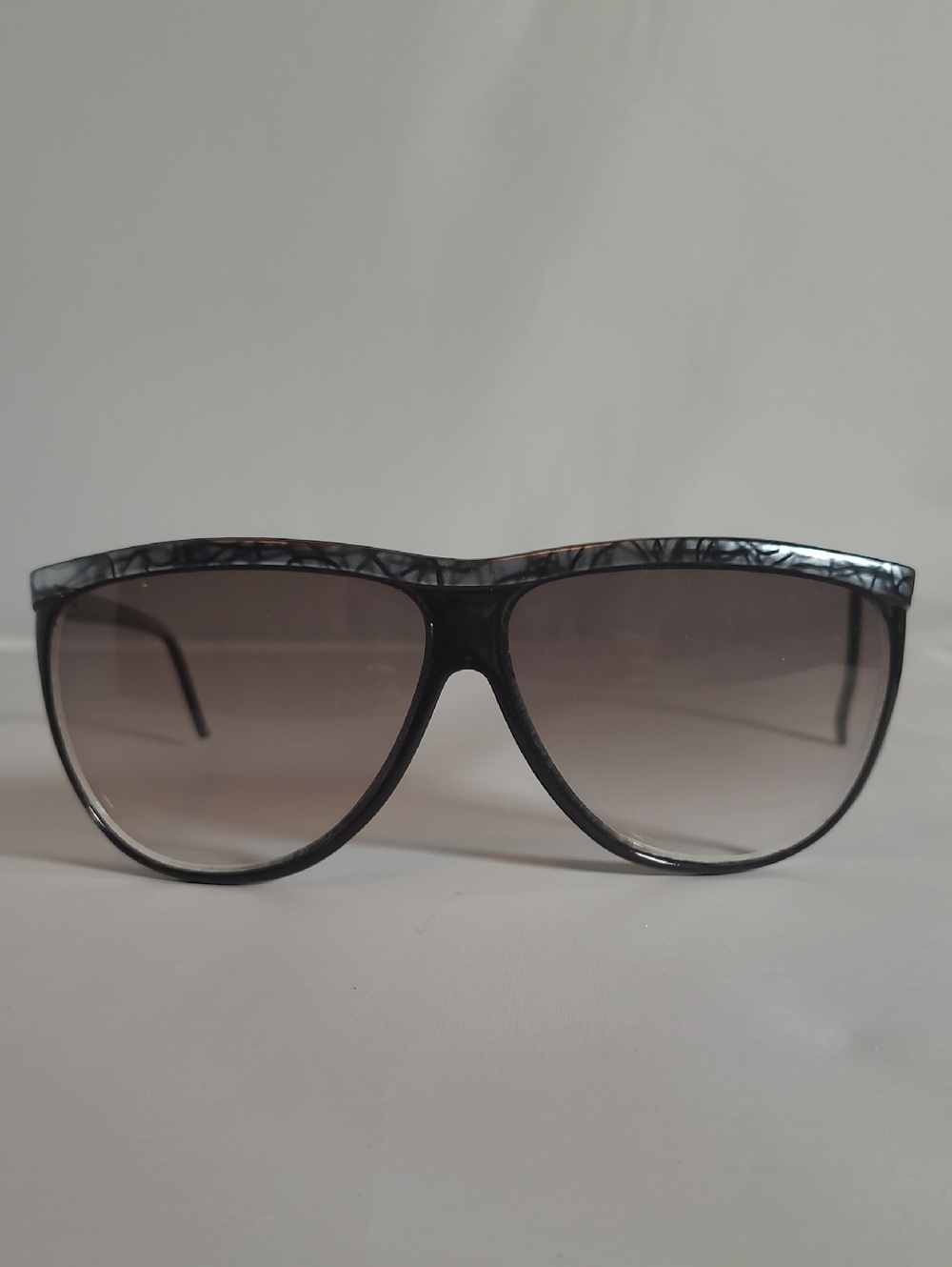 Vintage Marbled Black Aviator Sunglasses with Gradient Lenses